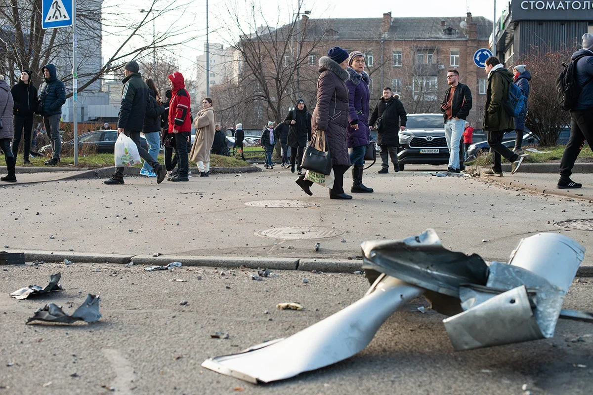 Kyiv residents walk past a mangled Russian rocket, 29 December. Photo: Danylo Antoniuk / Anadolu / Getty Images