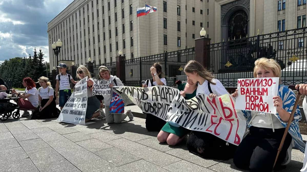 A rally organised by wives of mobilised Russian soldiers on 3 June. Photo: <a target="_blank" data-stringify-link="https://t.me/PauliaMobility/447" data-sk="tooltip_parent" href="https://t.me/PauliaMobility/447" rel="noopener" title="https://t.me/PauliaMobility/447">PauliaMobility</a>&nbsp;/ Telegram
