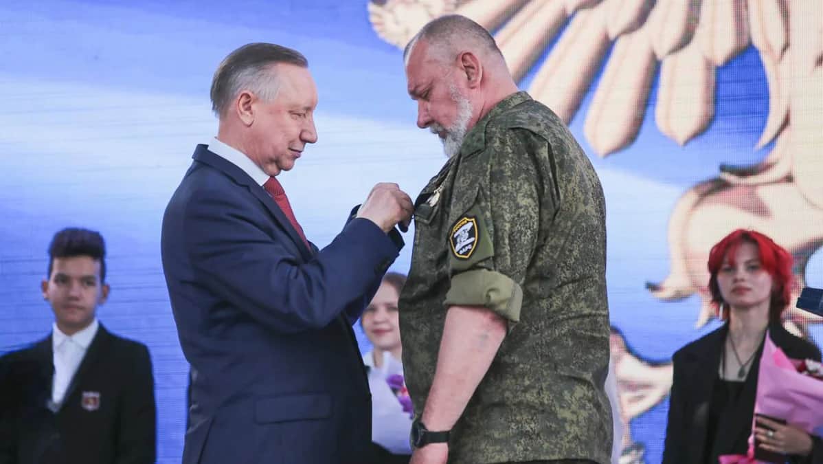Александр Беглов награждает военных почетным знаком «За участие в специальной военной операции от благодарного Санкт-Петербурга», 12 июня 2024 года. Фото из&nbsp;<a target="_blank" data-stringify-link="https://t.me/a_beglov/7334?single" data-sk="tooltip_parent" href="https://t.me/a_beglov/7334?single" rel="noopener noreferrer">телеграм-канала губернатора Санкт-Петербурга</a>