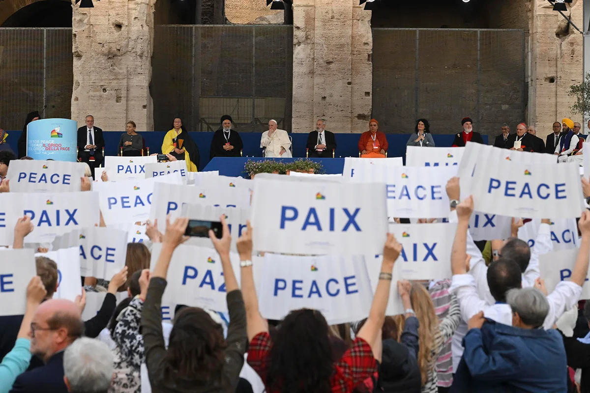 Папа Франциск возглавляет «Клич мира» (Il grido della pace), молитву за мир в Украине и во всем мире, вместе с представителями христианских церквей и общин, Колизей, Рим, Италия, 25 октября 2022 года. Фото: Maurizio Brambatti / EPA-EFE