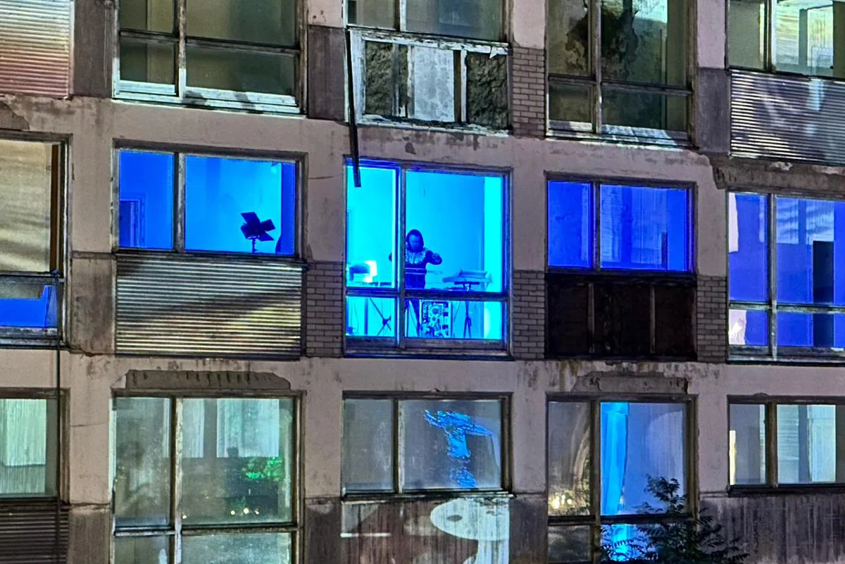 AfterSPA: ночной сет DJ Modulshtein (в окне санатория с терменвоксом). Фото: Ян Левченко