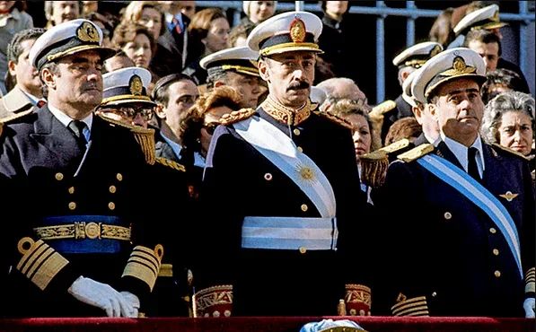 «Первая военная хунта» — адмирал Эмилио Массера, генерал-лейтенант Хорхе Видела и бригадный генерал Орландо Агости (слева направо) — наблюдают за военным парадом в честь Дня независимости на Авенида-дель-Либертадор, Аргентина, 9 июля 1978 года. Фото <a href="http://www.casarosada.gov.ar/nuestro-pais/galeria-de-presidentes">правительства Аргентины</a>