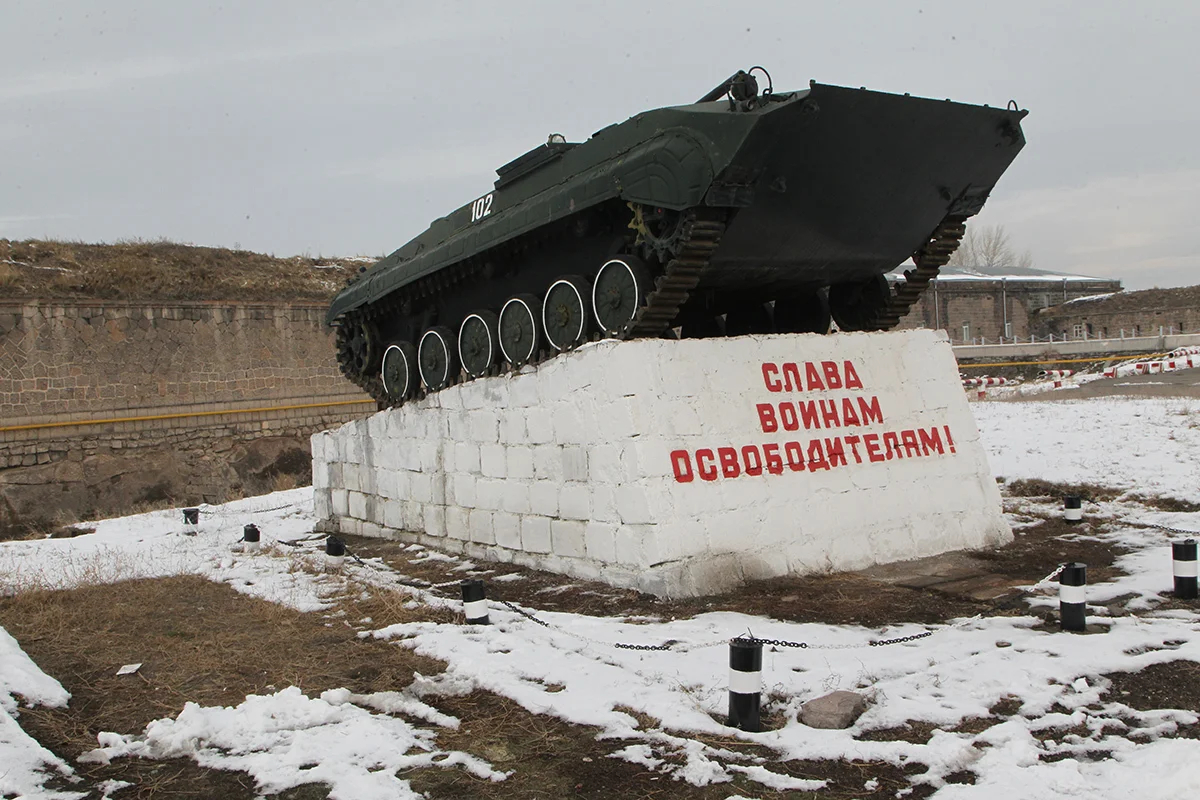 Танк на территории 102-й военной базы в Гюмри. Фото: Саша Мордовец / Getty Images