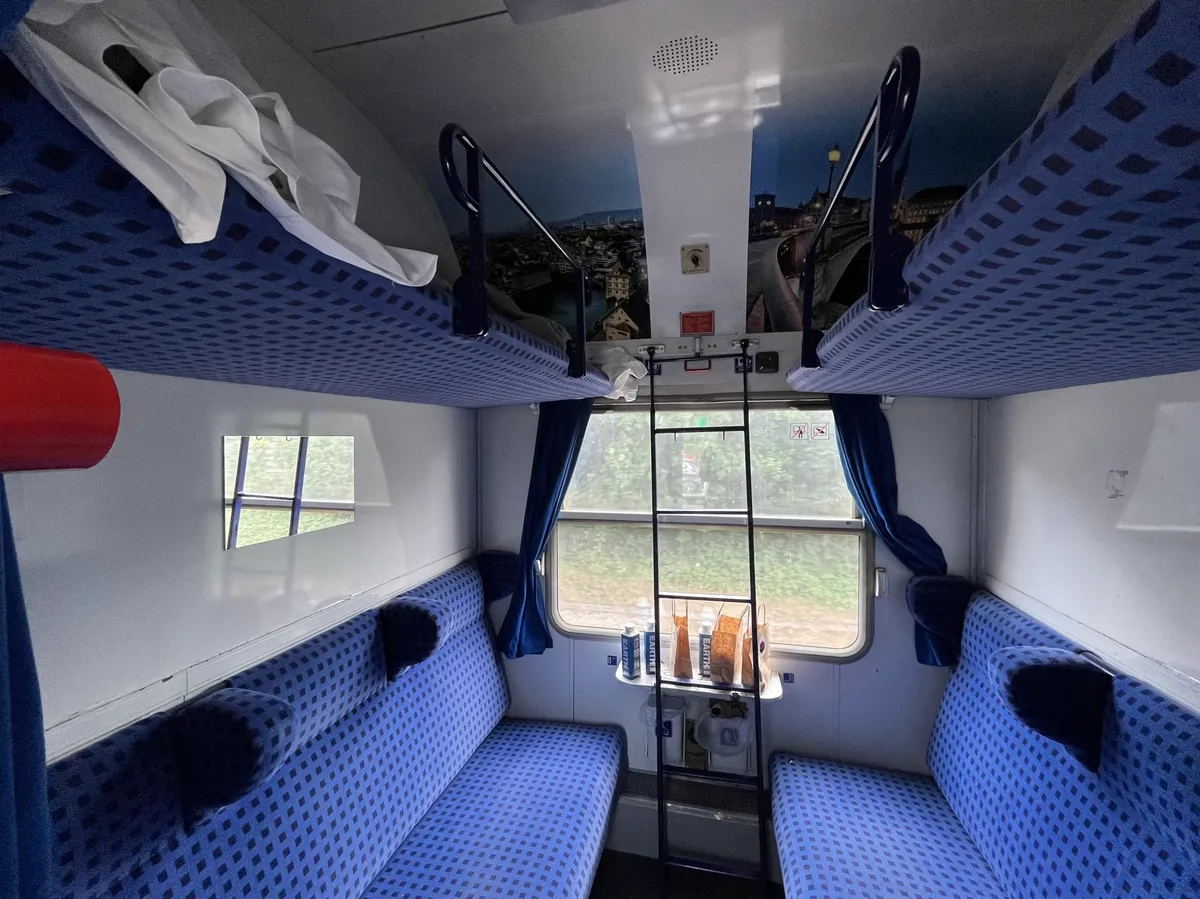 Спальный вагон в поезде European Sleeper. В стоимость билета включены вода и завтрак. Фото: Дарья Козлова, специально для EUobserver 