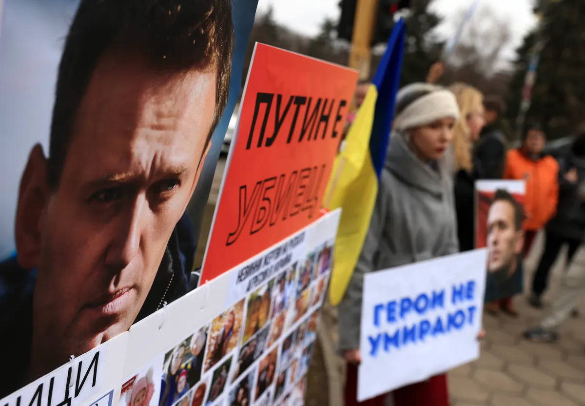 Акции в память об Алексее Навальном у посольства России в Софии, 16 февраля 2025 года. Фото: Vassil Donev / EPA