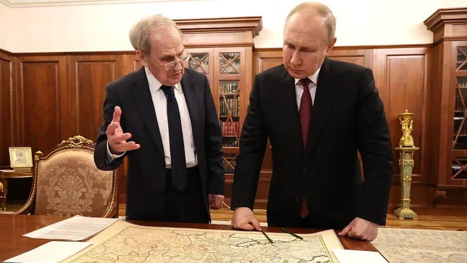 Chairman of the Constitutional Court of Russia Valery Zorkin showing Vladimir Putin a 17th century map. Photo: kremlin.ru