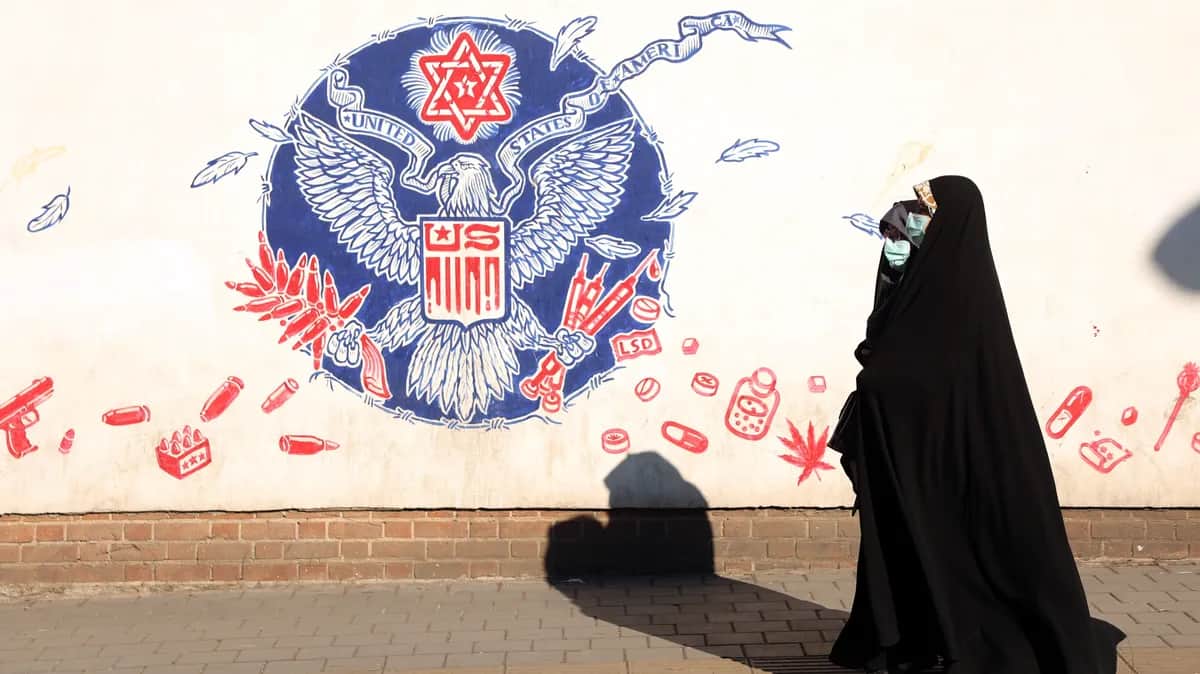 Two women walk past an anti-US mural next to the former US embassy in Tehran, Iran, 21 January 2025. Photo: EPA-EFE / ABEDIN TAHERKENAREH