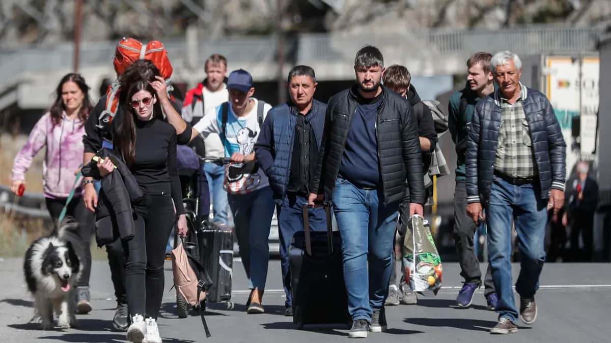 Россияне переходят границу с Грузией, сентябрь 2022 года. Фото: EPA-EFE / ZURAB KURTSIKIDZE