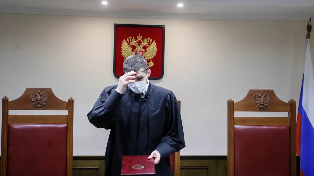 Судья Олег Нефедов объявляет о решении объявить международное движение лесбиянок, геев, бисексуалов и трансгендеров (ЛГБТ) экстремистским и запрещенным в России во время слушаний в Верховном суде России в Москве, Россия, 30 ноября 2023 года Фото: Юрий Кочетков / EPA-EFE