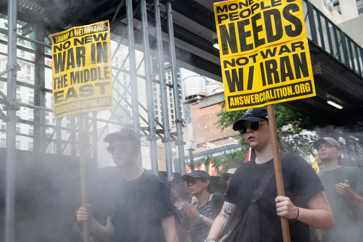 «Нет новой войне на Ближнем Востоке». Митинг в Нью-Йорке. Фото: Jim Lo Scalzo / EPA Фото: Julius Constantine Motal / EP