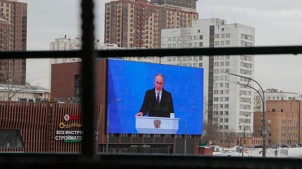 Выступление Владимира Путина с ежегодным посланием Федеральному собранию на уличном дисплее в Москве, Россия, 29 февраля 2024 года. Фото: Максим Шипенков / EPA-EFE