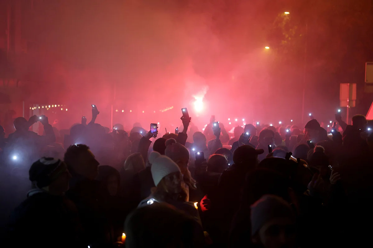 Протестующие с телефонами для освещения ночи во время акции протеста в Нови-Саде, Сербия, 1 января 2025 года. Фото: Andrej Cukic / EPA-EFE