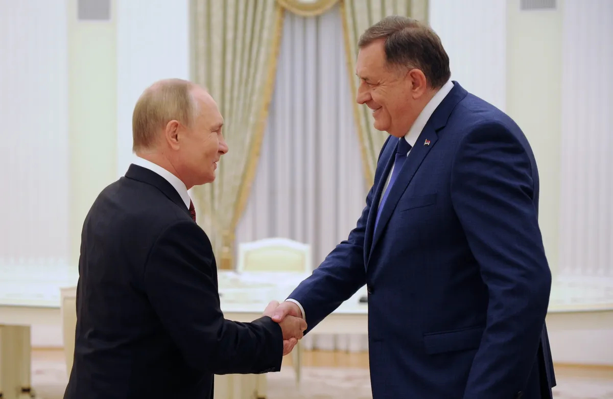 Vladimir Putin shakes hands with Milorad Dodik during their meeting in Moscow, Kremlin, Russia, 20 September 2022. Photo: EPA-EFE/MIKHAEL KLIMENTYEV / SPUTNIK / KREMLIN POOL