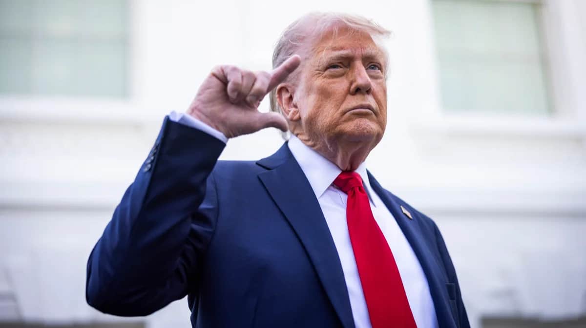 Дональд Трамп на Северной лужайке Белого дома, Вашингтон, США, 23 апреля 2025 года. Фото: Jim Lo Scalzo / EPA