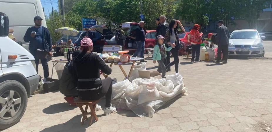 Стихийный рынок в Херсоне. Фото: Суспiльне Херсон