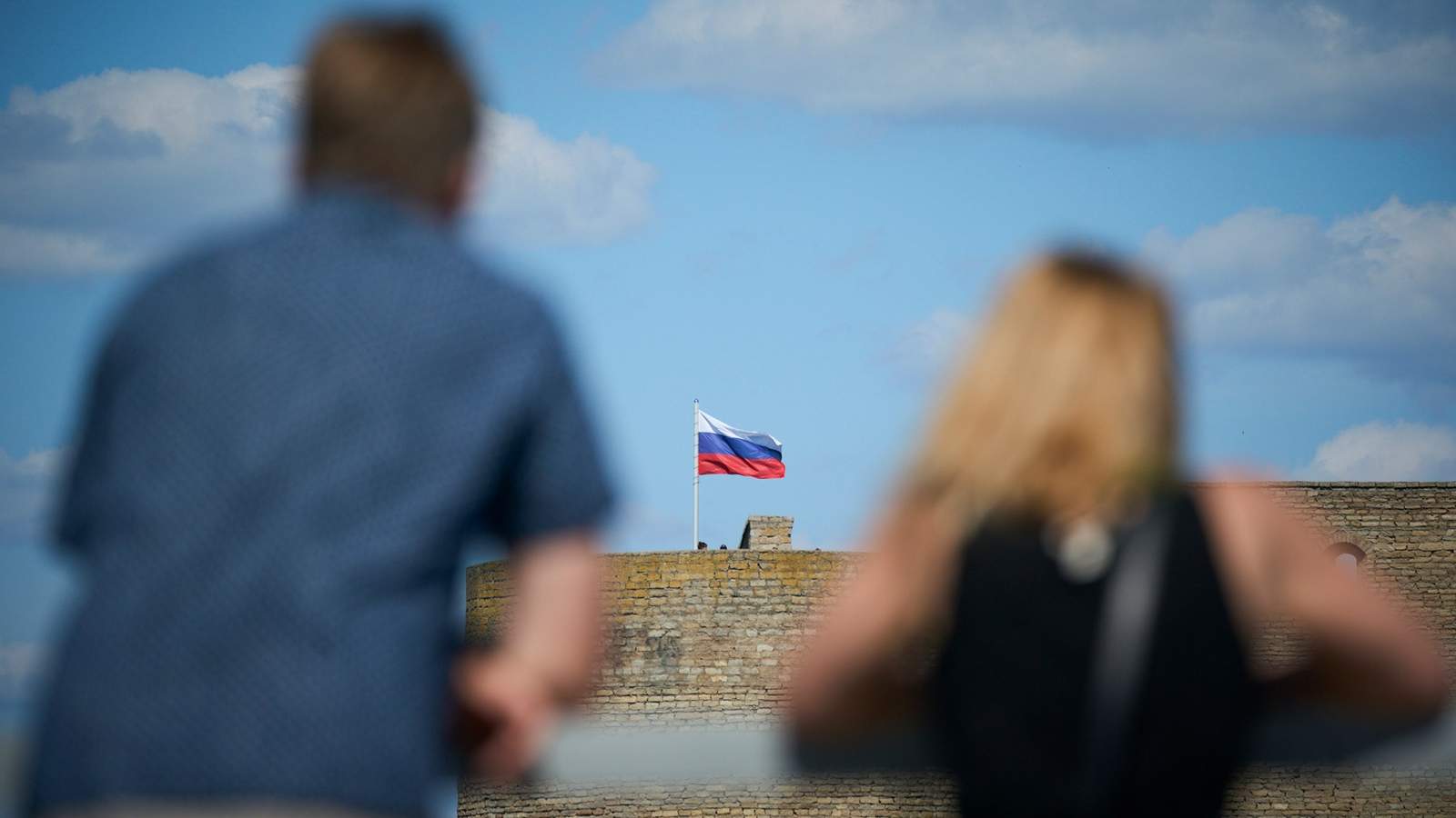 Вид на российский флаг, развевающийся на Ивангородской крепости, с эстонской стороны в Нарве, 24 июля 2024 года. Фото: Jaap Arriens / Sipa USA / Vida Press<br>