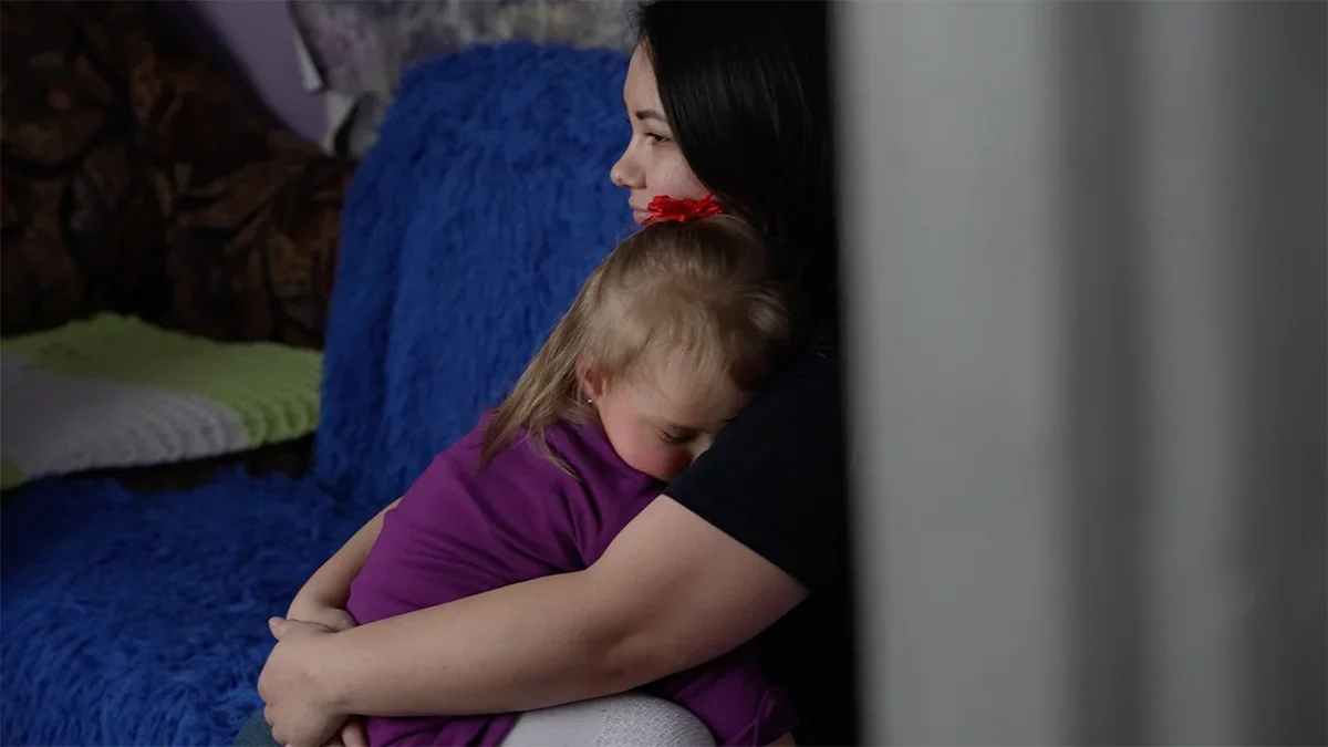 Alyona with her daughter. <a href="https://www.youtube.com/watch?v=NjrPBmXX3vo" rel="noopener noreferrer" title="https://www.youtube.com/watch?v=NjrPBmXX3vo">A shot from the film “Firewood for the mobilised”</a>