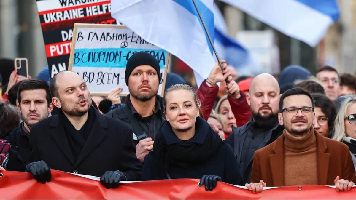 Владимир Кара-Мурза, Юлия Навальная и Илья Яшин участвуют в антивоенной демонстрации в Берлине, Германия, 17 ноября 2024 года. Фото: Filip Singer / EPA