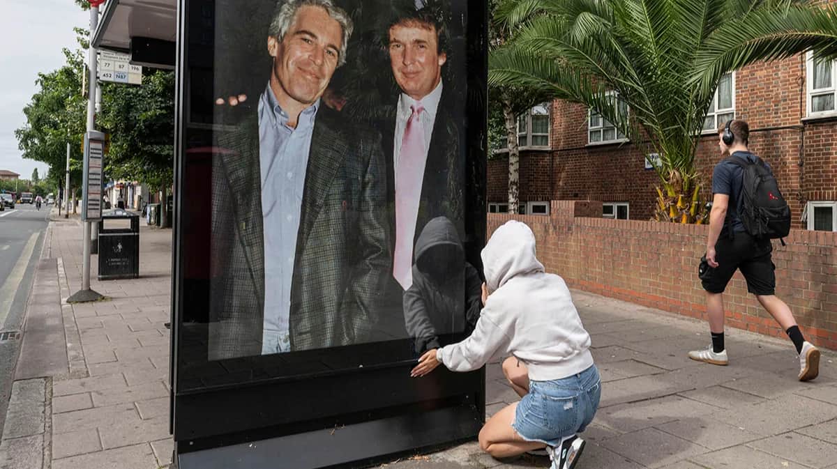 Плакат с изображением президента Дональда Трампа и Джеффри Эпштейна возле посольства США в Лондоне, 17 июля 2025 года. Фото: Thomas Krych / AP Photo / Scanpix / LETA