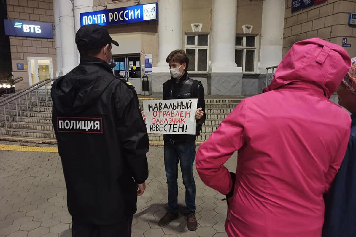 Алексей Шварц с пикетом в Кургане после отравления Алексея Навального, 20 августа 2020 года. Фото: Facebook