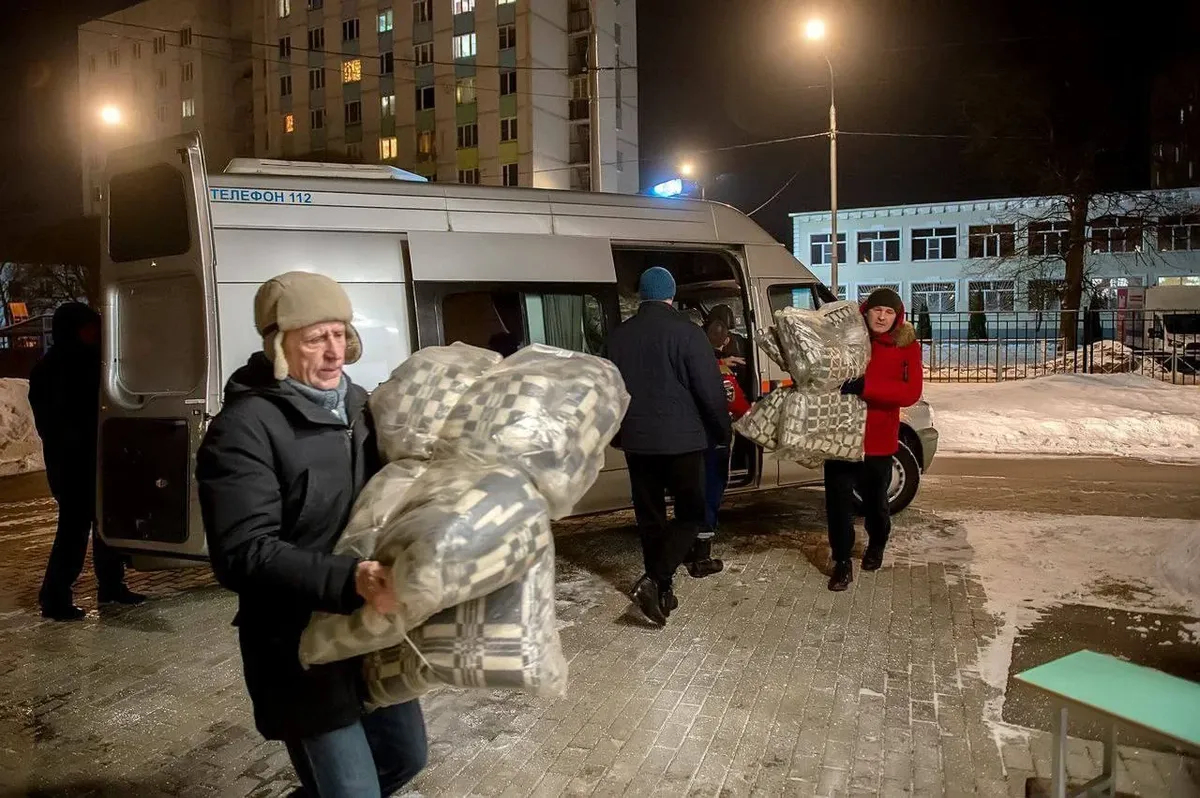 Передача теплых пледов жителям Подольска. Фото: Григорий Артамонов / Telegram