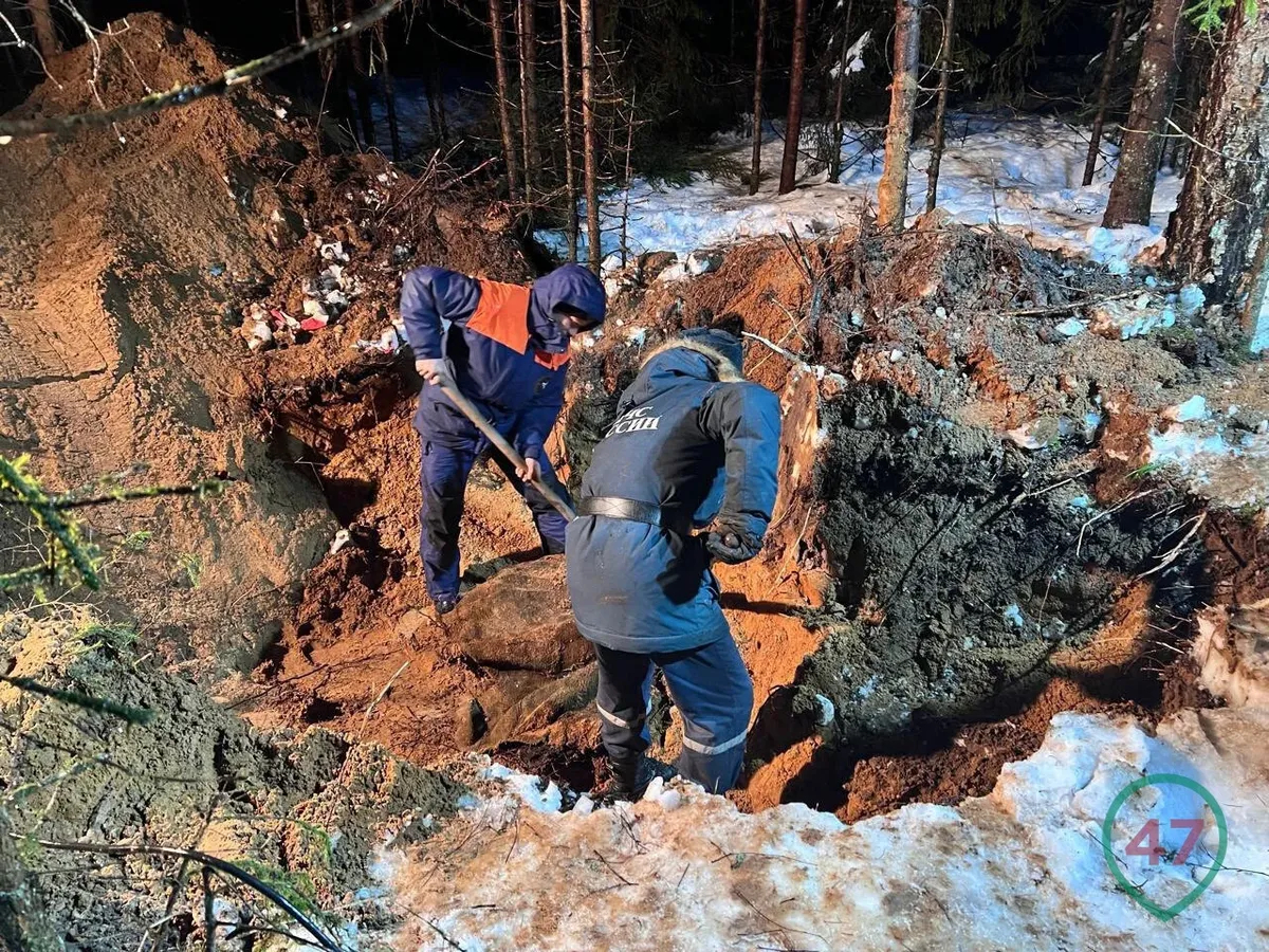 Сотрудники МЧС ищут тело Максима Максимова. Фото: <a data-sk="tooltip_parent" data-stringify-link="http://47news.ru" href="http://47news.ru/" rel="noopener noreferrer" target="_blank">47news.ru</a>