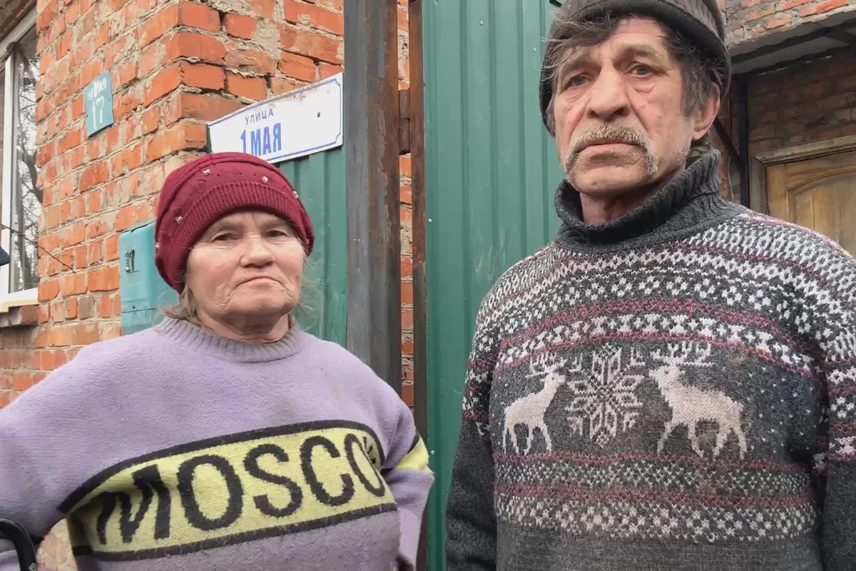 Родители Прилуцкой у своего дома после отхода украинских войск, 16 марта 2025 года. Фото: @kurski_isa / <a data-sk="tooltip_parent" data-stringify-link="https://t.me/kurski_isa/5209?single" href="https://t.me/kurski_isa/5209?single" rel="noopener noreferrer" target="_blank">Telegram</a>
