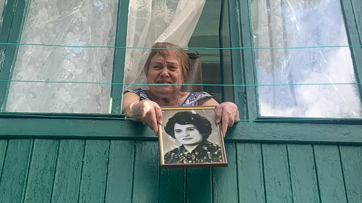 83-летняя Любовь Никифоровна, в прошлом экономист водоканала, показывает свой «молодой» портрет. Фото: Георгий Иванченко