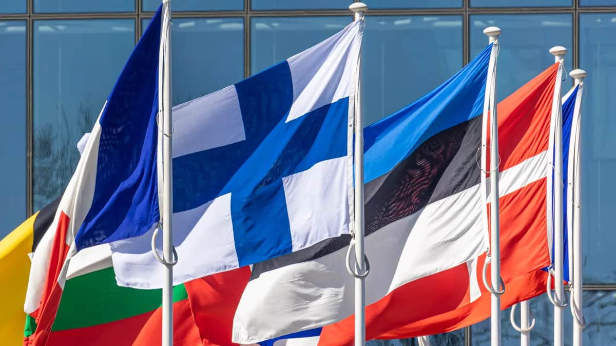 Флаг Финляндии перед зданиями штаб-квартиры НАТО в Брюсселе. Фото: Nicolas Economou via Reuters Connect