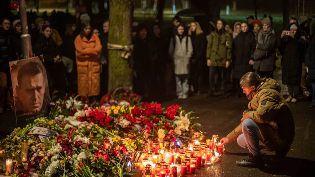Траурная акция в память об Алексее Навальном около посольства России в Праге, 1 марта 2024 года. Фото: Martin Divisek / EPA-EFE