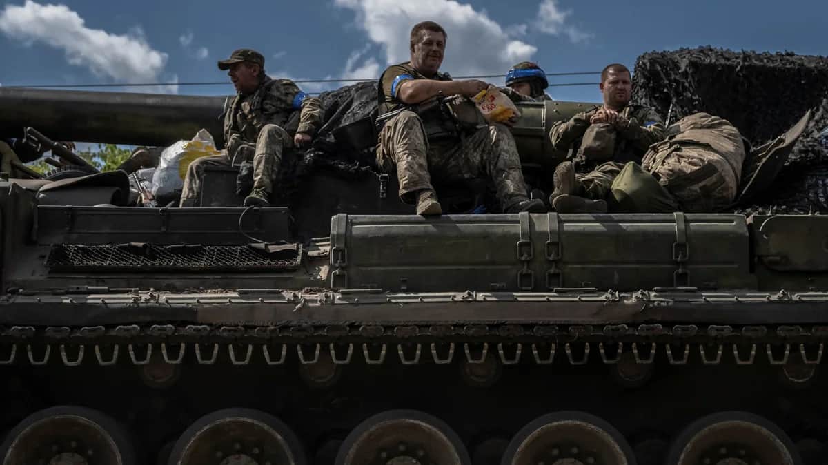 Ukrainian officers in the Sumy region near the border with Russia, 11 August. Photo: Vyacheslav Ratynskyi / Reuters / Scanpix / LETA