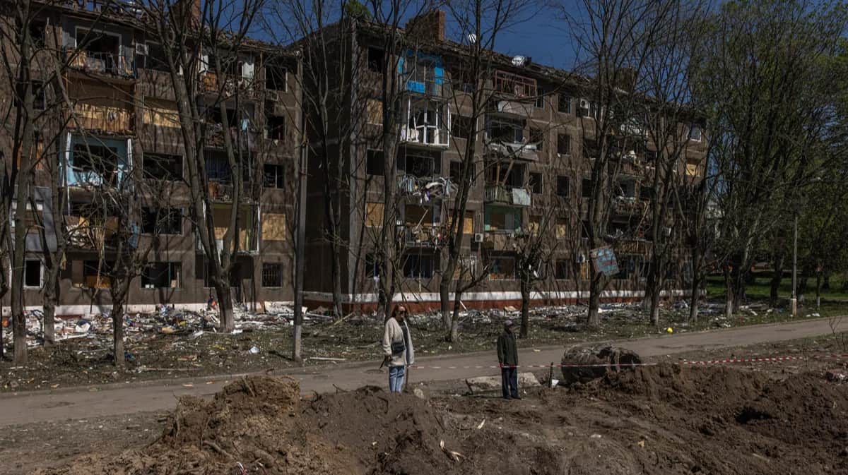 Воронка рядом с повреждённым жилым домом после российского авиаудара, Краматорск, Донецкая область, Украина, 6 мая 2022 года. Фото: Roman Pilipey / EPA