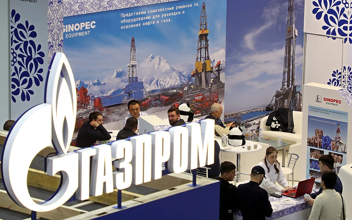 Логотип российской газовой компании «Газпром» на 21-й Международной выставке оборудования и технологий для нефтяной и газовой промышленности «Нефтегаз» в Москве, Россия, 19 апреля 2022 года. Фото: Максим Шипенков / EPA-EFE