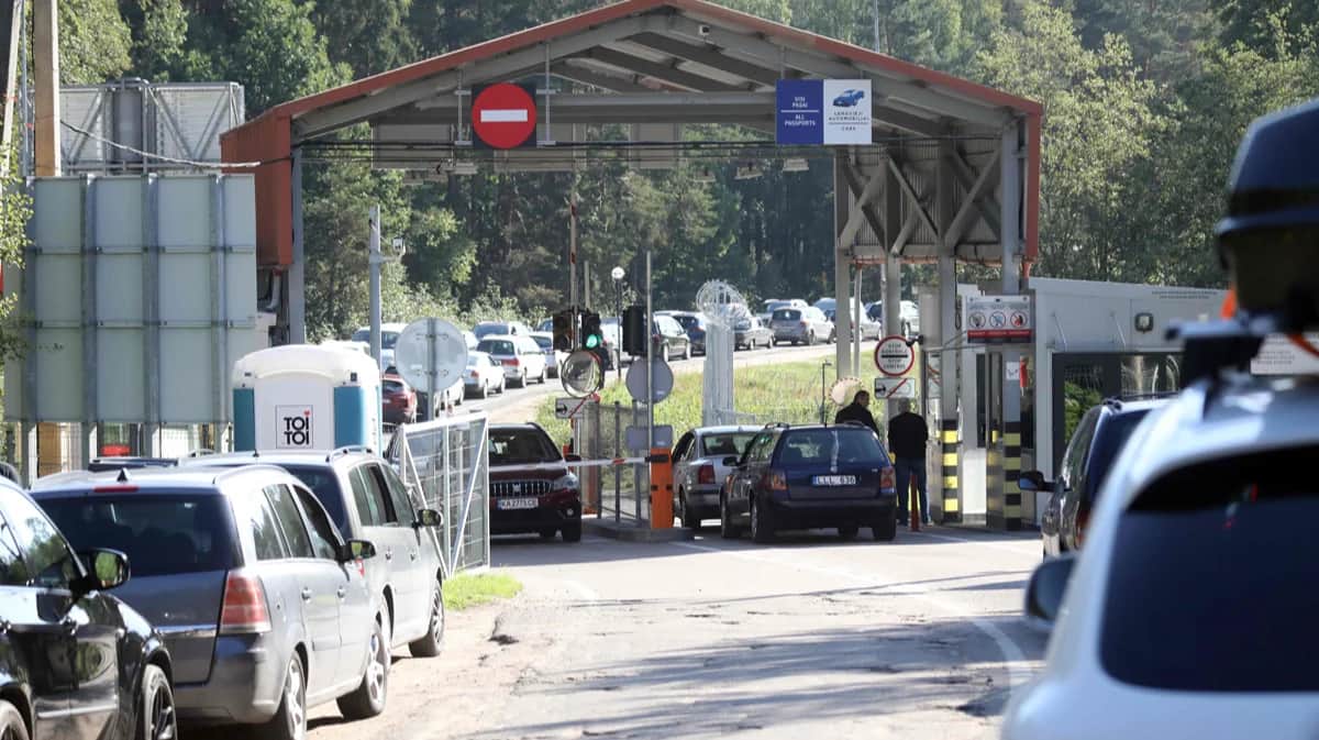 Автомобили стоят в очереди на пограничном переходе в Сумскасе между Литвой и Беларусью, 12 августа 2023 года. Фото: Petras Malukas / AFP / Scanpix / LETA