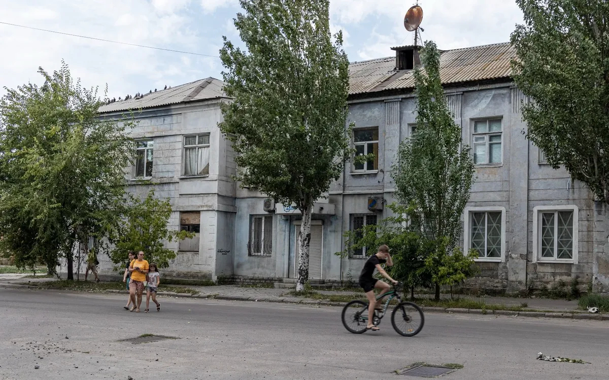 Жители заклеивают окна скотчем. Фото: Арден Аркман / специально для «Новой газеты. Европа»