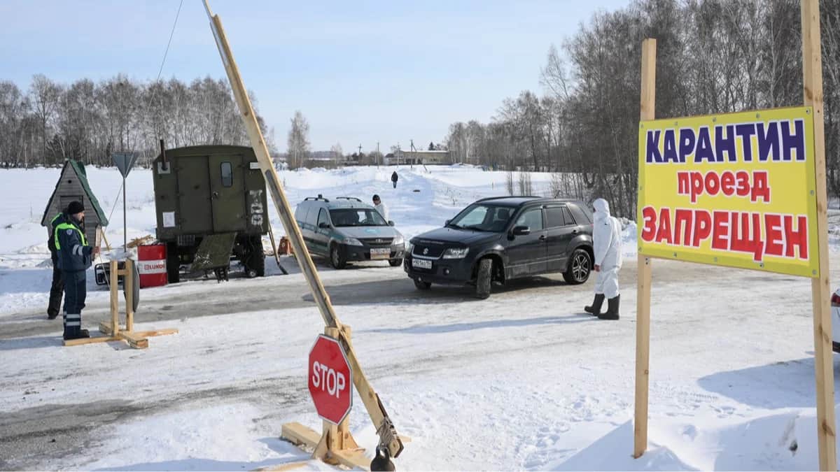 Сотрудник ветеринарной службы проводит санитарную обработку транспортного средства на въезде в село Новопичугово Новосибирской области, 17 марта 2026 года. Фото: Александр Кряжев / Спутник / Imago Images / Scanpix / LETA<br>