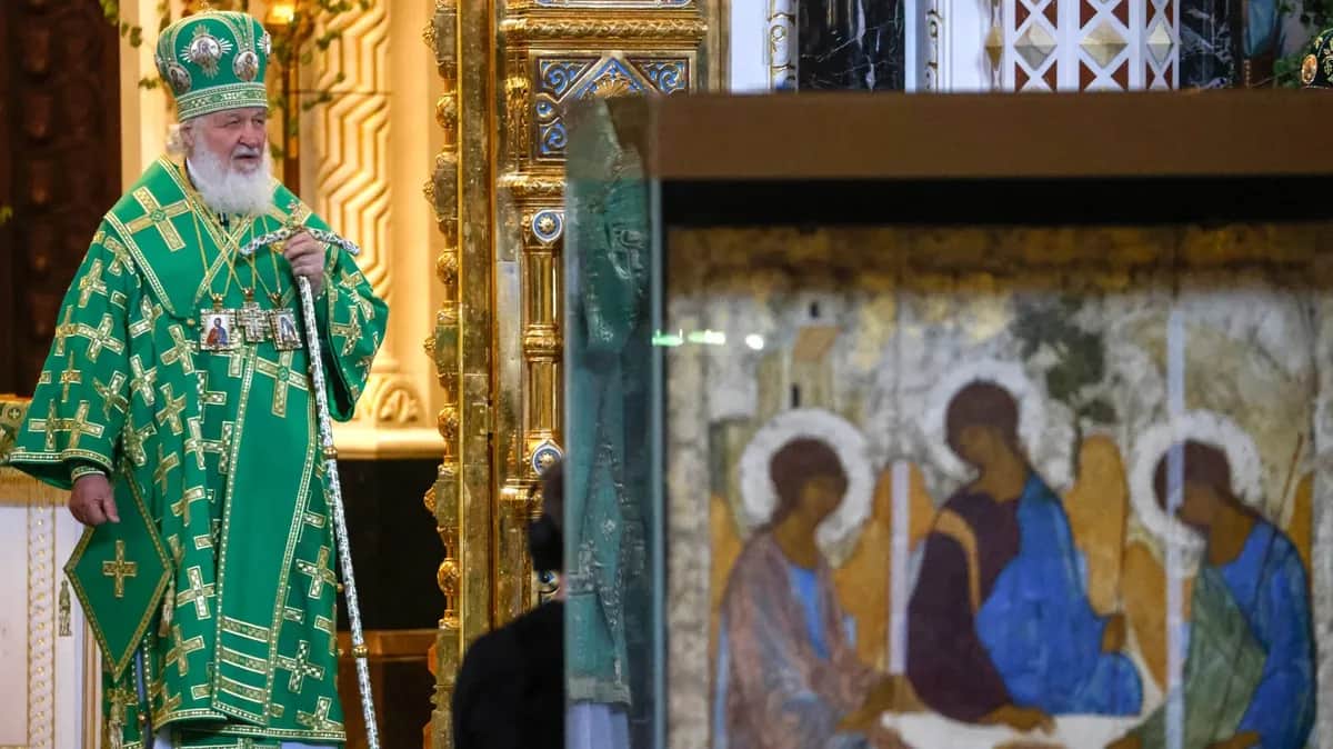 Патриарх Кирилл рядом с иконой «Троица» в Храме Христа Спасителя в Москве, 4 июня 2023 года. Фото: EPA-EFE / SERGEI ILNITSKY
