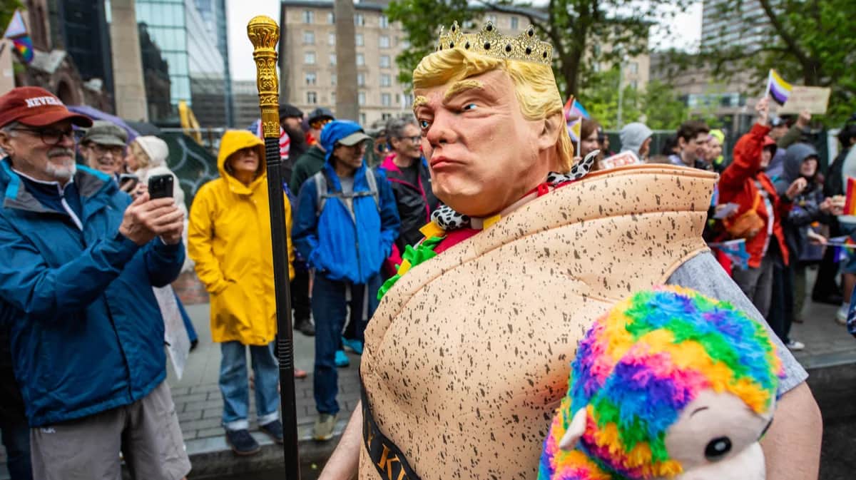 Участник шествия «Никаких королей» в костюме «Тако-Король Трамп» в Бостоне, Массачусетс, 14 июня 2025 года. Фото: Joseph Prezioso / AFP / Scanpix / LETA