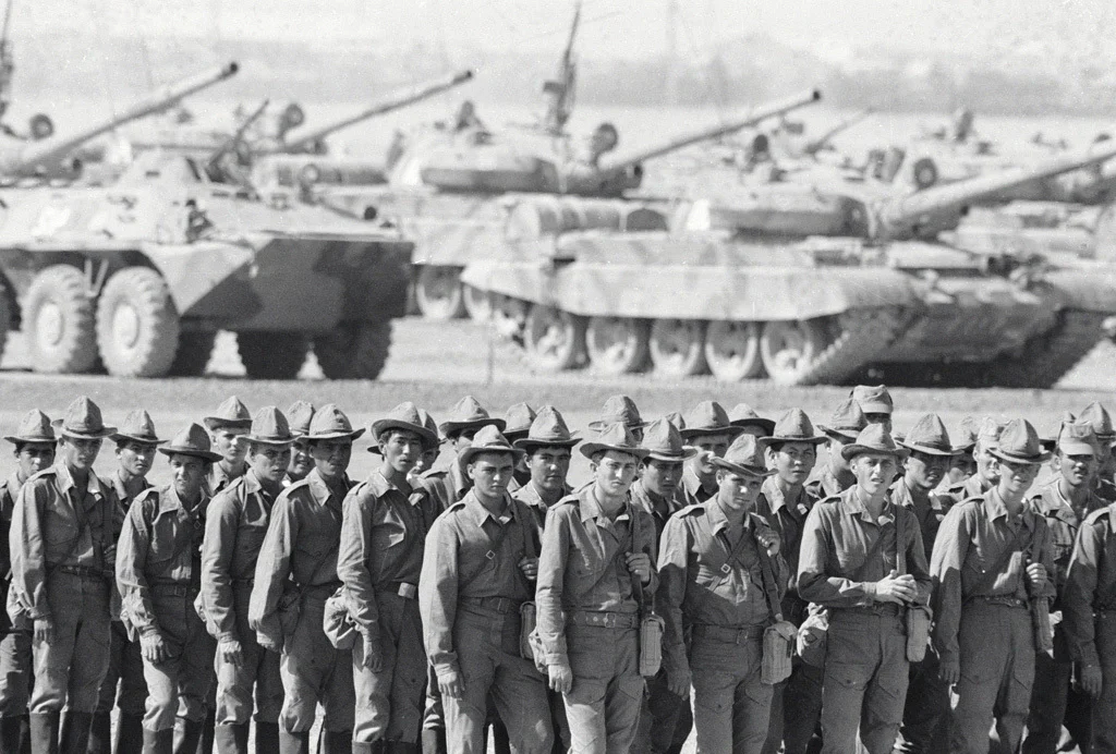 Советские солдаты перед отправлением домой из Афганистана, 15 октября 1986 года. Александр Гращенков / РИА Новости / <a data-sk="tooltip_parent" data-stringify-link="https://commons.wikimedia.org/wiki/File:RIAN_archive_24609_Troop_withdrawal_from_Afghanistan.jpg" href="https://commons.wikimedia.org/wiki/File:RIAN_archive_24609_Troop_withdrawal_from_Afghanistan.jpg" rel="noopener noreferrer" target="_blank">Wikimedia </a>(CC-BY-SA 3.0)