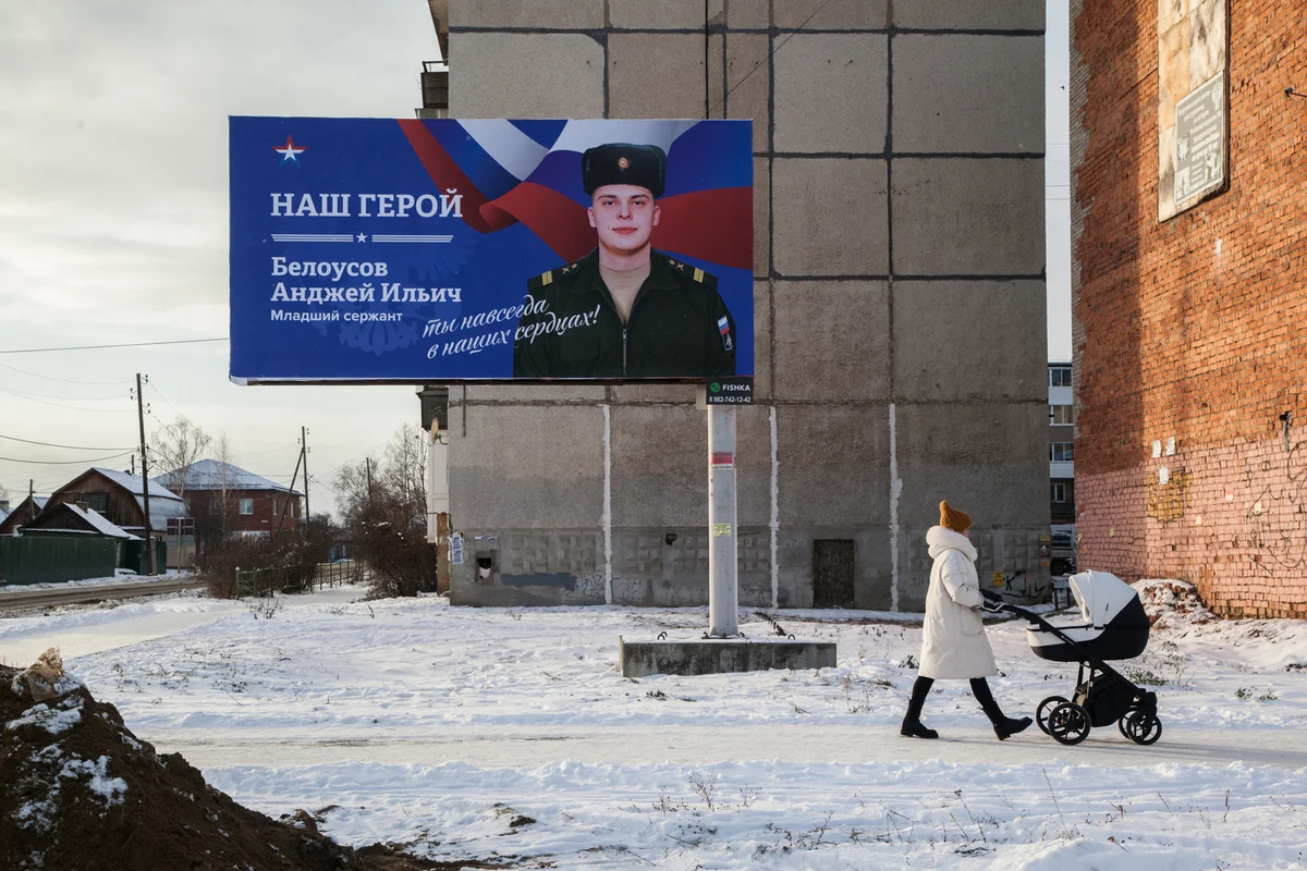 Lenin Street. The billboard reads: ‘Our hero, forever in our hearts!’ Photo: Alexey Piskunov, exclusively for Novaya Gazeta Europe