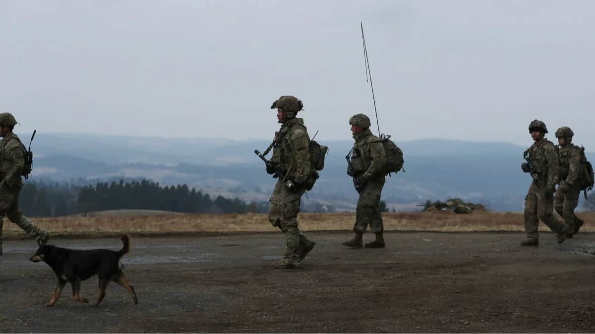 Военнослужащие 82-й воздушно-десантной дивизии армии США направляются к авиабазе, Польша, 5 апреля 2022 года. Фото: Kacper Pempel / Reuters / Scanpix / LETA