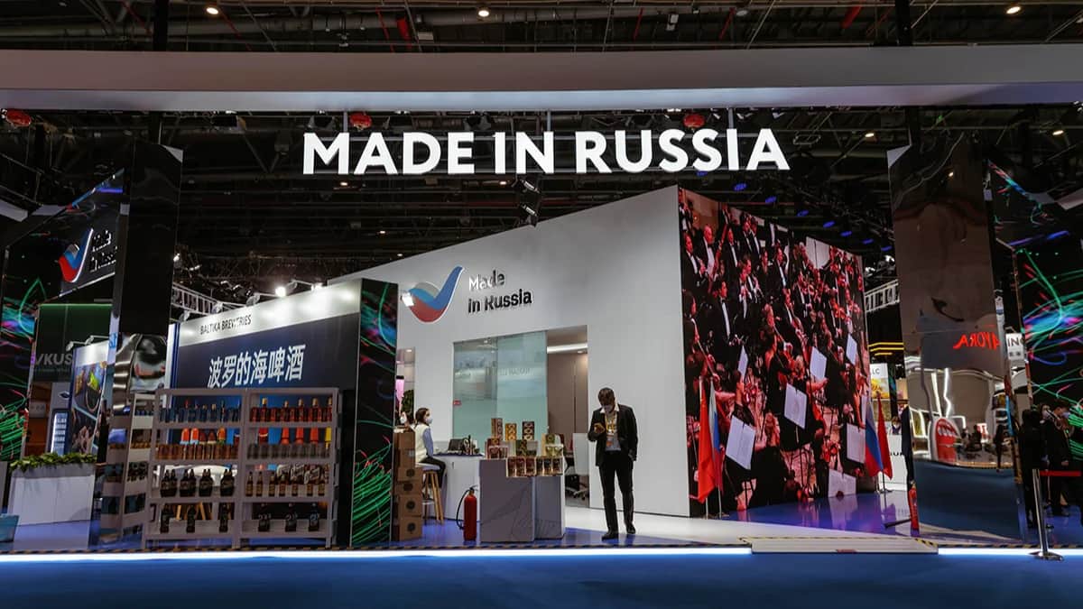 Мужчина у стенда «Made in Russia» во время Китайской международной выставки импорта в Шанхае, Китай. Фото: Alex Plavevski / EPA-EFE