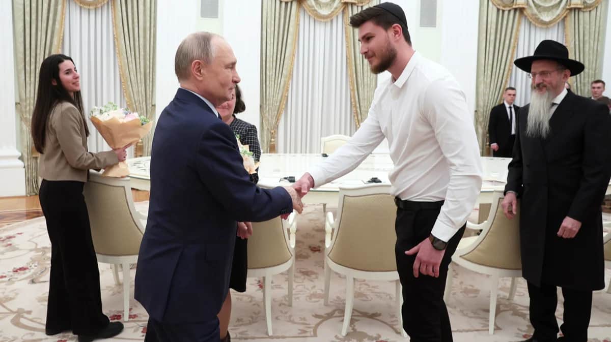 Владимир Путин и Александр Труфанов на встрече в Кремле, Москва, 16 апреля 2025 года. Фото: София Сандурская / Спутник / Kremlin / EPA