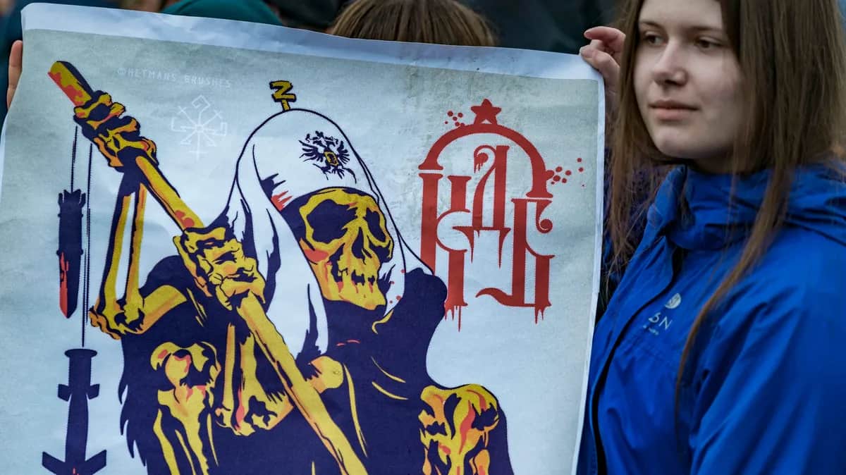 Карикатура на патриарха Кирилла во время акции протеста у Киево-Печерской Лавры, апрель 2023 года. Фото: Celestino Arce / NurPhoto / Getty Images