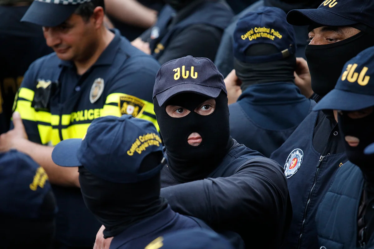 Полицейские перекрывают улицу во время акции против законопроекта об «иноагентах» в центре Тбилиси, 28 мая 2024 года. Фото: David Mdzinarishvili / EPA