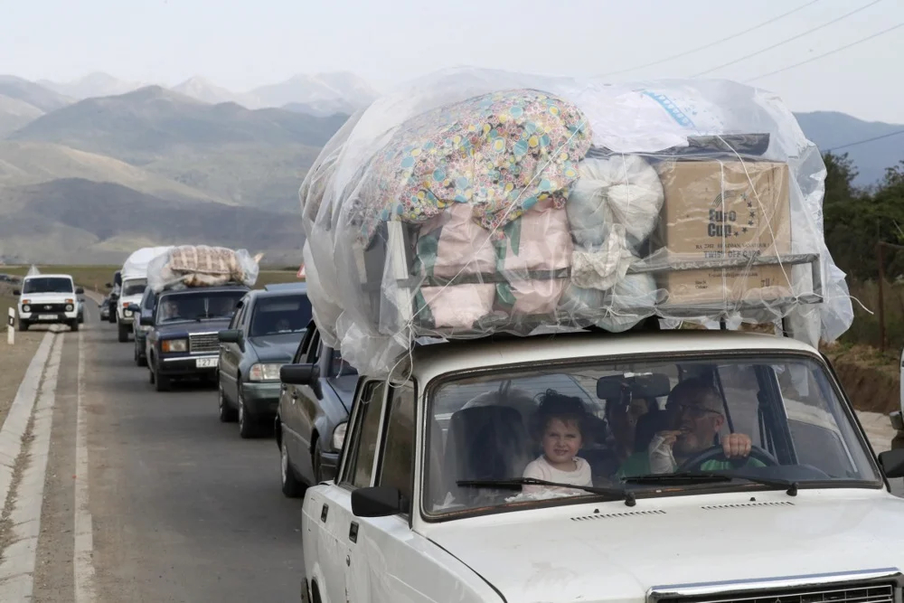 Ethnic Armenians flee their homes in Nagorno-Karabakh into neighbouring Armenia, 29 September 2023. Photo: EPA-EFE/ANATOLY MALTSEV