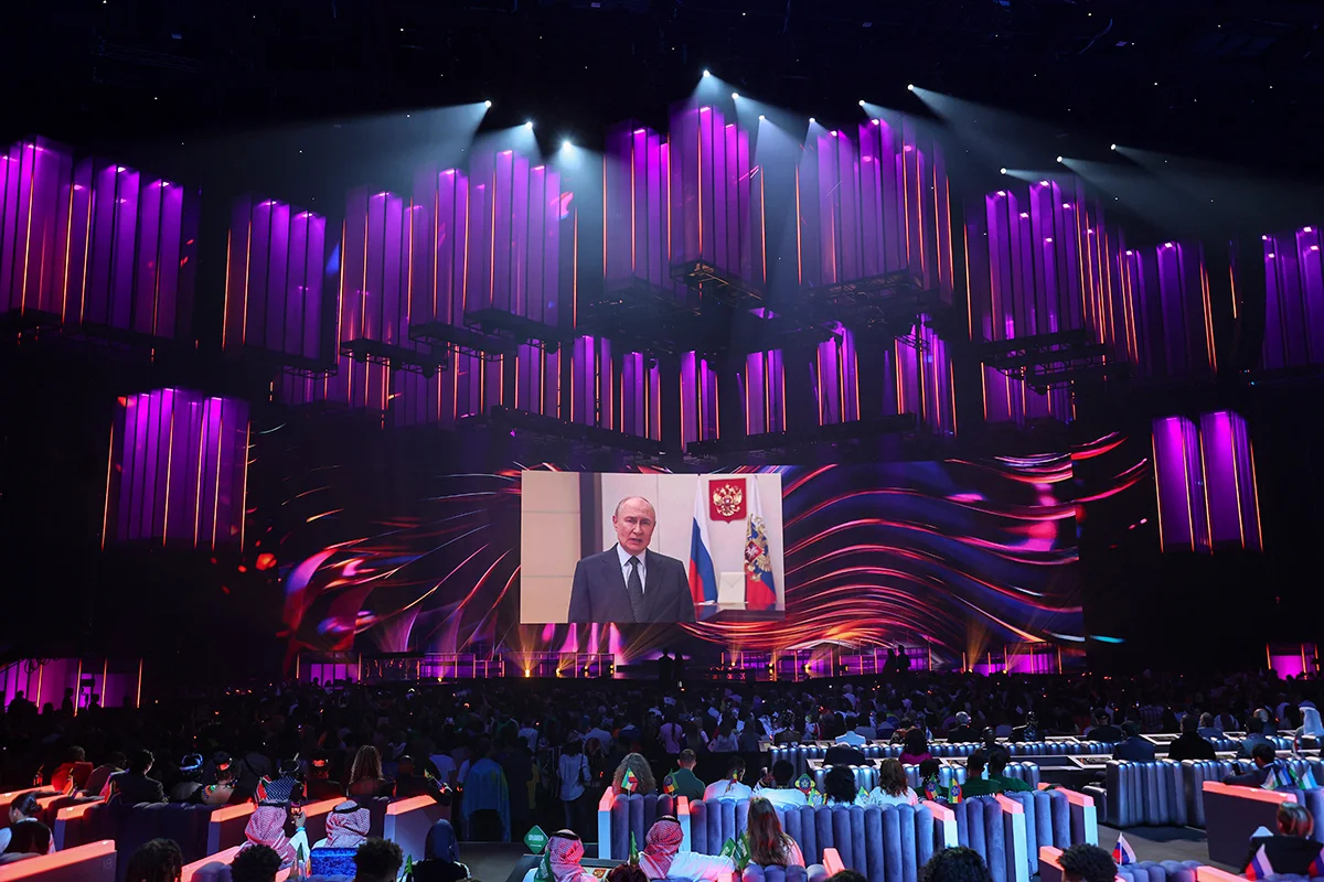 Владимир Путин на экране во время музыкального конкурса «Интервидение» в Москве, Россия, 20 сентября 2025 года. Фото: Юрий Кочетков / EPA
