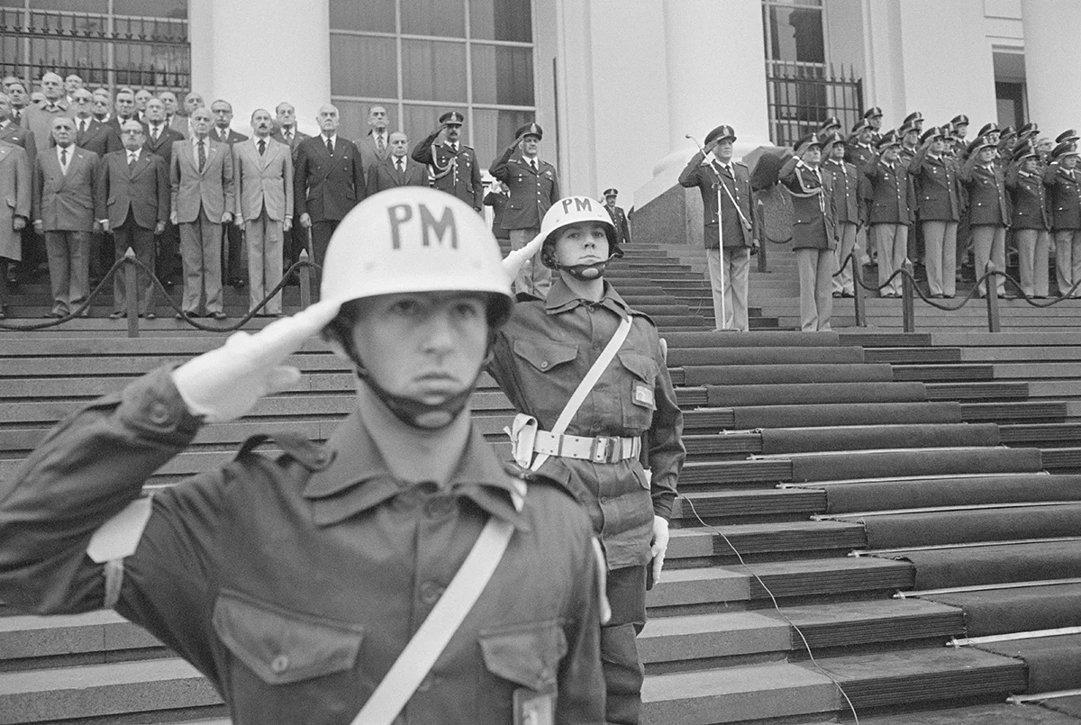 Сотрудники аргентинской военной полиции (Policia Militar) в Буэнос-Айресе, апрель 1982 года. Фото: Michael Brennan / Getty Images