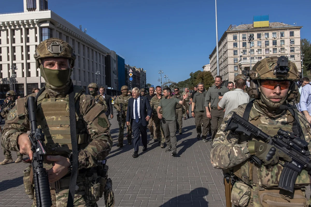 Владимир Зеленский (в центре) вместе с покидающим пост премьер-министра Великобритании Борисом Джонсоном прогуливается по Крещатику, где выставлена российская бронетехника, захваченная в боях украинской армией, в День независимости в центре Киева, Украина, 24 августа 2022 года. Фото: Роман Пилипей / EPA-EFE