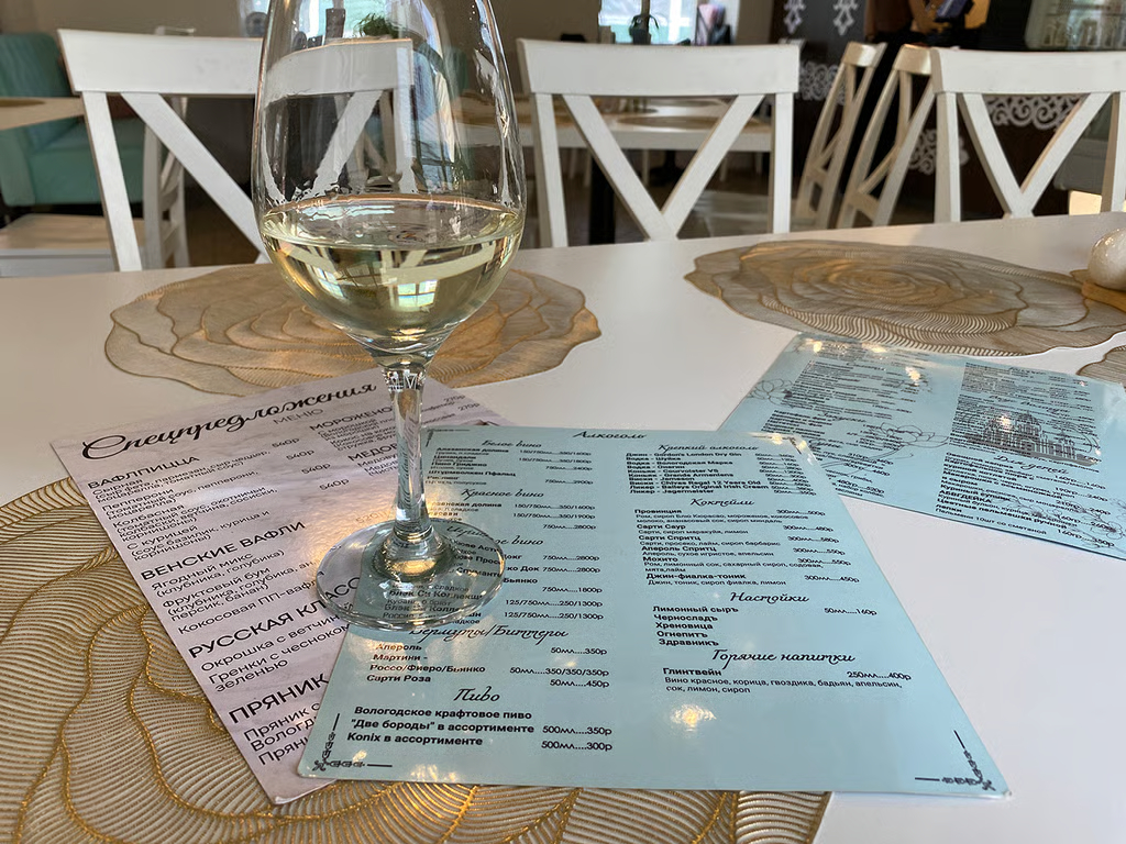 A café opposite the Vologda Kremlin. Photo: Irina Garina / Novaya Gazeta Europe